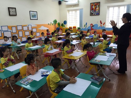 Các bé khối MG Nhỡ và MG Lớn trường MN Phúc Đồng háo hức tham gia cuộc thi vẽ tranh với chủ đề: “Bé với An toàn giao thông, Bảo vệ môi trường và VSATTP”